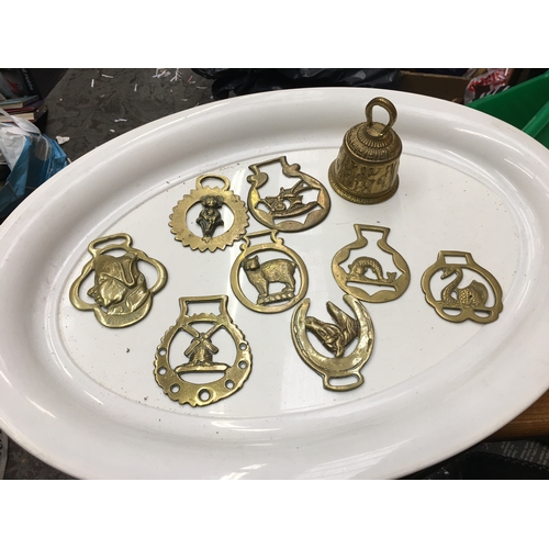 134 - NICE COLLECTION OF BRASS HORSE BRASSES & BELL WITH CLANGER