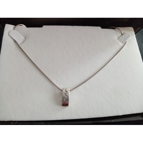 182 - LOVELY SILVER PENDANT WITH CHAIN (NI)