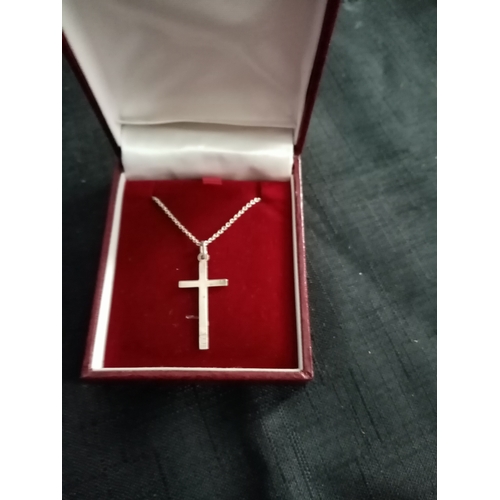 186 - LOVELY SILVER CROSS AND CHAIN IN PRESENTATION BOX  (ni)