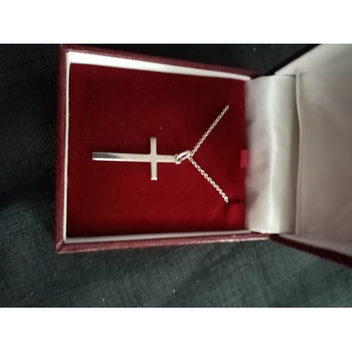 186 - LOVELY SILVER CROSS AND CHAIN IN PRESENTATION BOX  (ni)