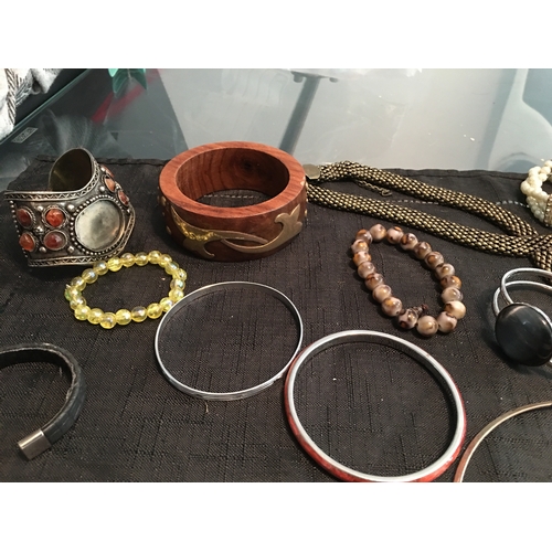 162 - Lovely VINTAGE COLLECTION OF BANGLES