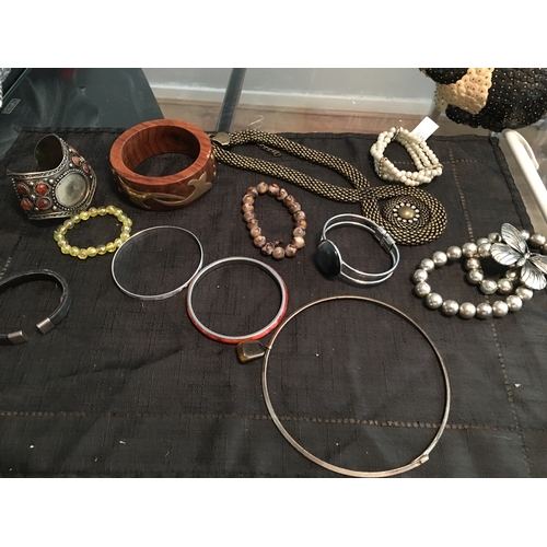 162 - Lovely VINTAGE COLLECTION OF BANGLES