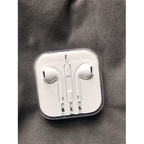 418 - CRACKING SET OF I.PHONE EARPHONES AS NEW IN CONTAINER