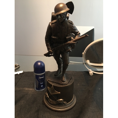 66 - FANTASTIC ARMY SOLDIER STATUE 33Cm Tall on base WITH THE CAMERONIANS