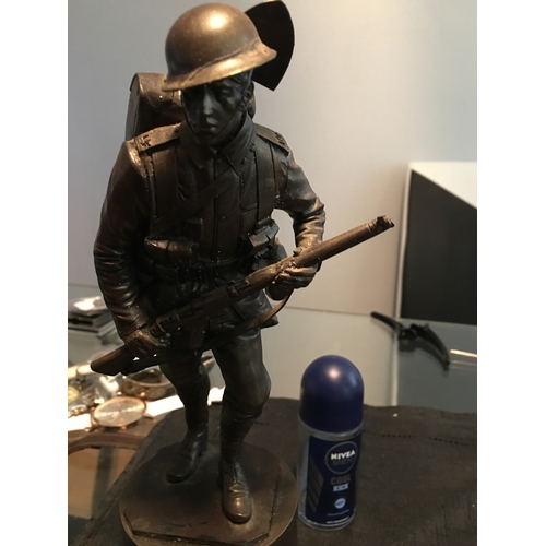 66 - FANTASTIC ARMY SOLDIER STATUE 33Cm Tall on base WITH THE CAMERONIANS