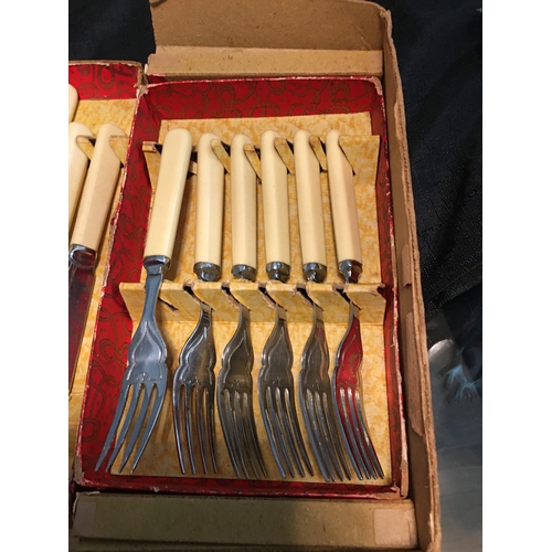 2 - BOXED VINTAGE FISH KNIVES (gm)