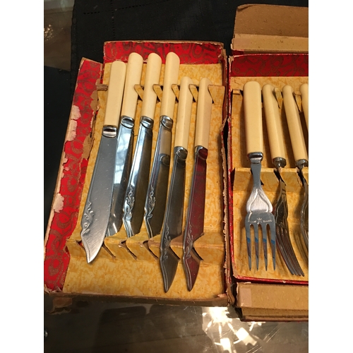 2 - BOXED VINTAGE FISH KNIVES (gm)