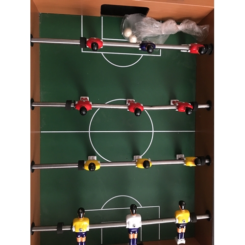 44 - CRACKING SMALL TABLE FOOTBALL GAME COMPLETE AND IN GOOD CONDITION (ra)