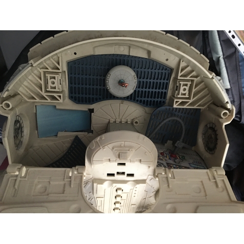 46 - STAR WARS MILLENIUM FALCON COMPLETE WITH FIGURES IN TOP CONDITION  (ra)