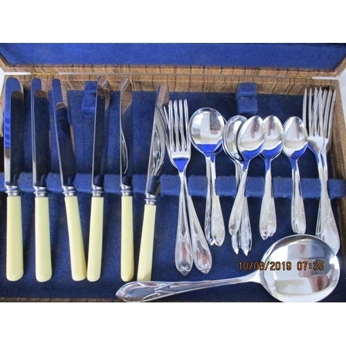 33 - NICE Vintage cased canteen of cutlery.  (l)