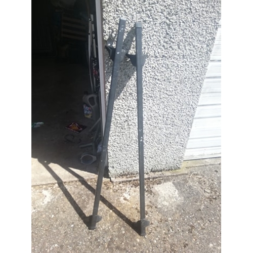 333 - Roof bars and box. lost the key to the box but it contains the mounting kit for it. Was bought for a... 