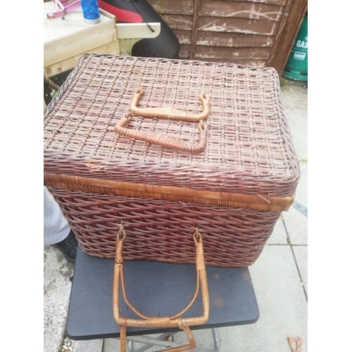 341 - Victorian basket. Slight damage as can be seen to the wicker but in overall good condition. Nice lin... 