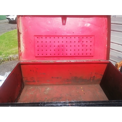 342 - Large metal box ideal for a van vault, tool box, man cave item, or kids toy chest. In good condition... 