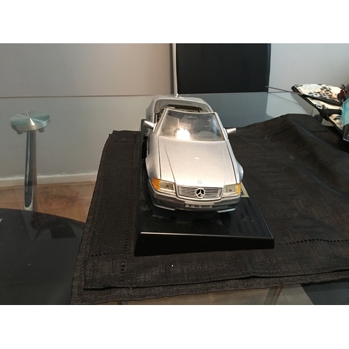 386 - CRACKING VINTAGE MONROE MERCEDES-BENZ 500 SL MODEL CAR ON PLINTH