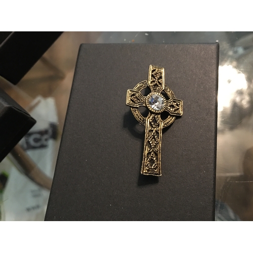 38 - LOVELY GOLD COLOURED CROSS BROACH WITH GEMSTONE IN PRESENTATION BOX IN LOVELY CONDITION