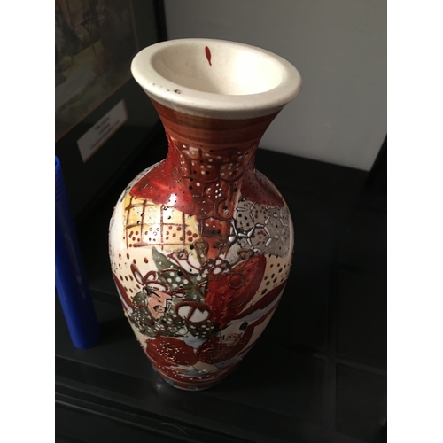 48 - CRACKING IMARI VASE WITH FOUR RED ORIENTAL SIGN TO BOTTOM