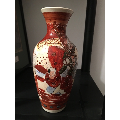 48 - CRACKING IMARI VASE WITH FOUR RED ORIENTAL SIGN TO BOTTOM