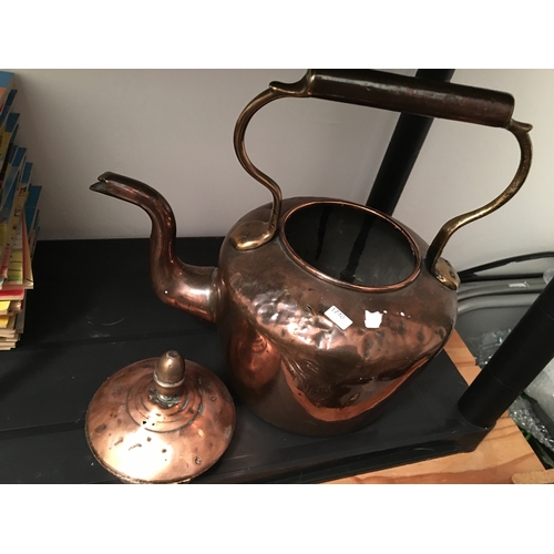 226 - VERY NICE EARLY HEAVY COPPER KETTLE WITH TRADITIONAL ACORN TO LID