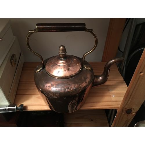 226 - VERY NICE EARLY HEAVY COPPER KETTLE WITH TRADITIONAL ACORN TO LID