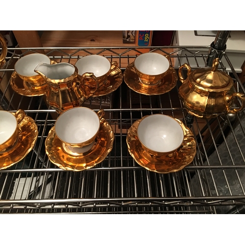 227 - LOVELY 15PCE GOLD LUSTRE BAVARIAN COFFEE SET NO DAMAGE