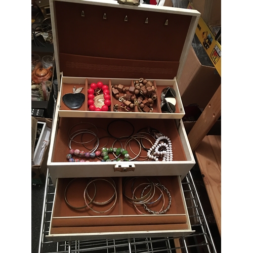 200Q - Lovely Jewellery box with unsorted jewellery contents