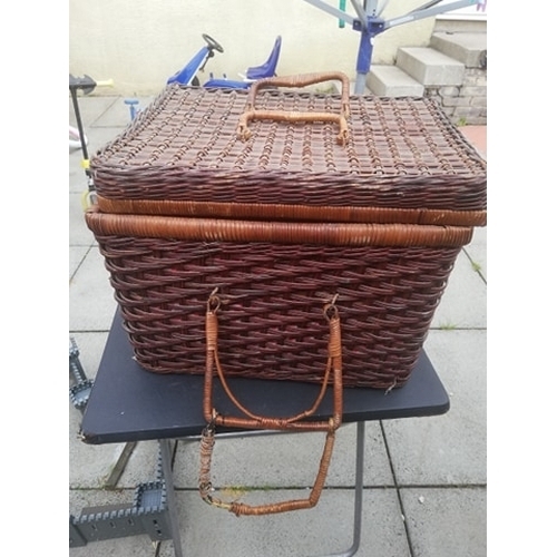 341 - Victorian basket. Slight damage as can be seen to the wicker but in overall good condition. Nice lin... 