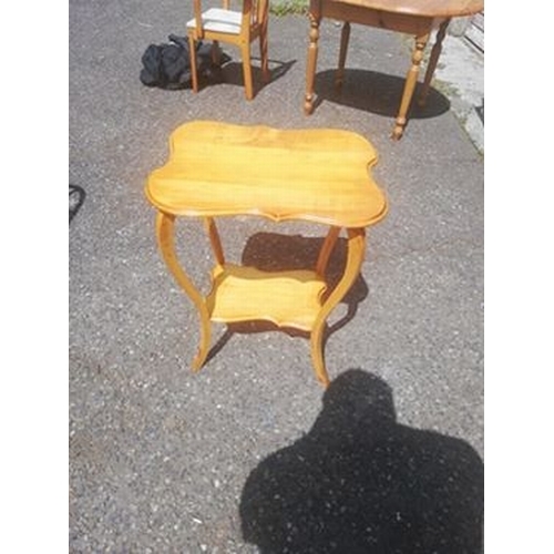 343 - Small victorian table. I'm good condition  (PICK UP ONLY)   (AR)