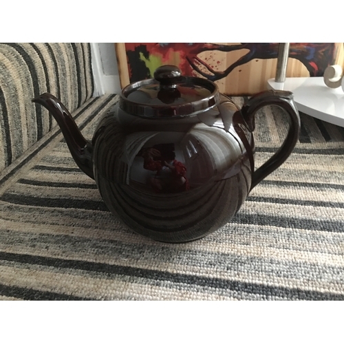 401 - CRACKING VERY LARGE VINTAGE 8 CUP TEA POT