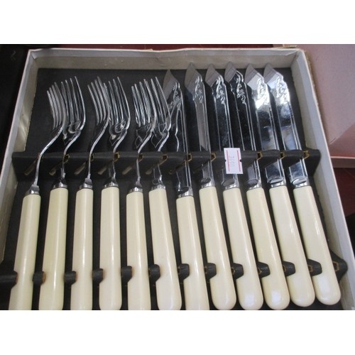 391 - BOX SET OF 6 FISH KNIVES AND FORKS
H