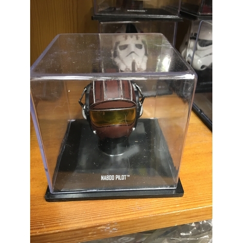 431 - CRACKING MINIATURE NABOO PILOT HELMET IN PLASTIC DISPLAY BOX