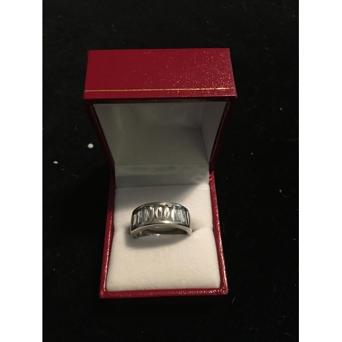 100U - LOVELY SILVER BAND RING WITH STONES IN PRESENTATION BOX