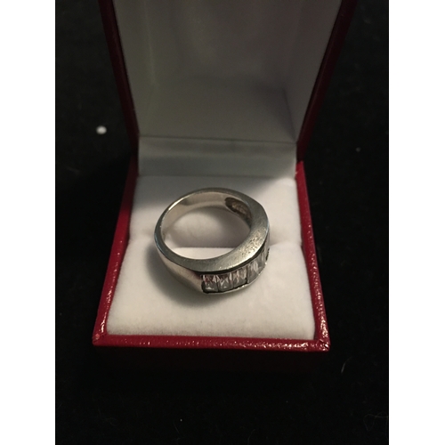 100U - LOVELY SILVER BAND RING WITH STONES IN PRESENTATION BOX