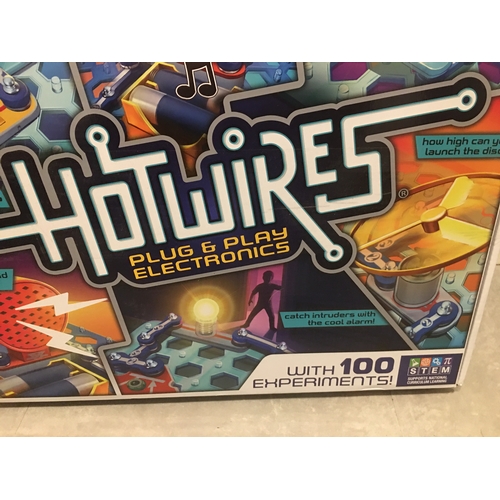 122 - BOXED NEW HOTWIRES PLUG AND PLAY ELECTRONIC SET WITH 100 EXPERIMENTS Complete with inner double plas... 