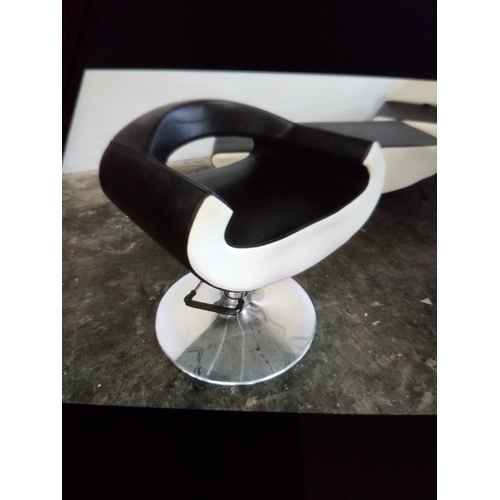 231 - LOVELY RETRO STYLE RISE AND FALL HAIRDRESSER CHAIR (PICK UP OR DELIVERY ONLY)