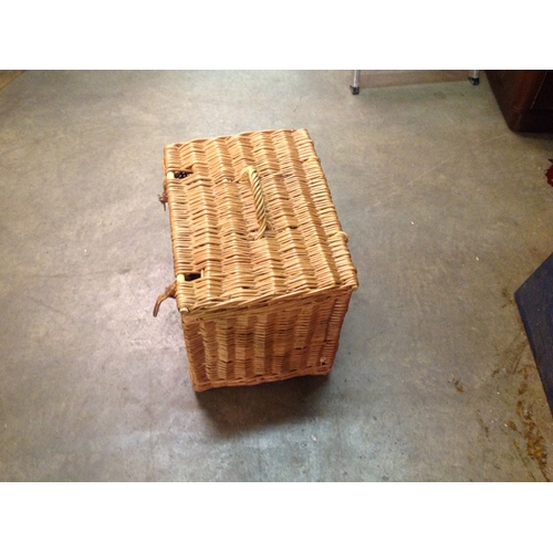 249 - WICKER PICKNICK BASKET