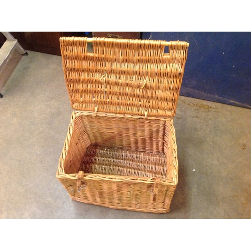 249 - WICKER PICKNICK BASKET