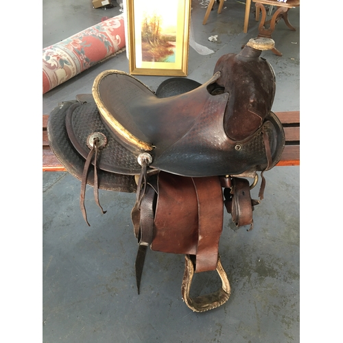 301 - FABULOUS COMPLETE WESTERN STYLE HORSE SADDLE WITH ALL BELLY STRAPS ETC STUNNING CONDITION