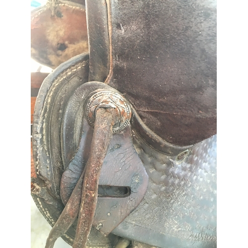 301 - FABULOUS COMPLETE WESTERN STYLE HORSE SADDLE WITH ALL BELLY STRAPS ETC STUNNING CONDITION