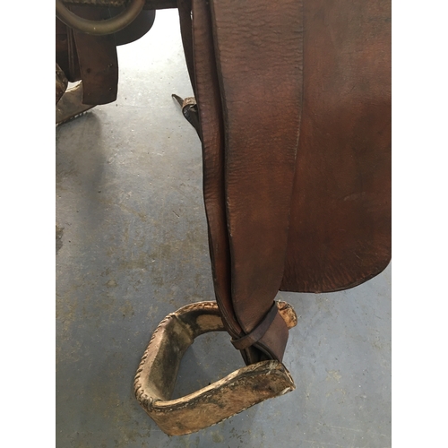 301 - FABULOUS COMPLETE WESTERN STYLE HORSE SADDLE WITH ALL BELLY STRAPS ETC STUNNING CONDITION