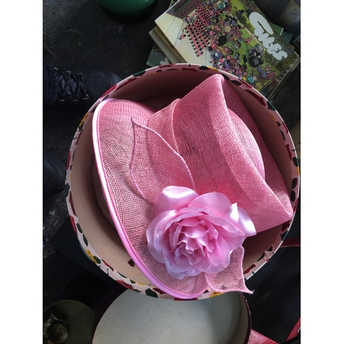 233 - LOVELY ZUILL AND STEWART OF FALKIRK HAT BOX CONTAINING LADIES PINK ROSE HAT (GJ)