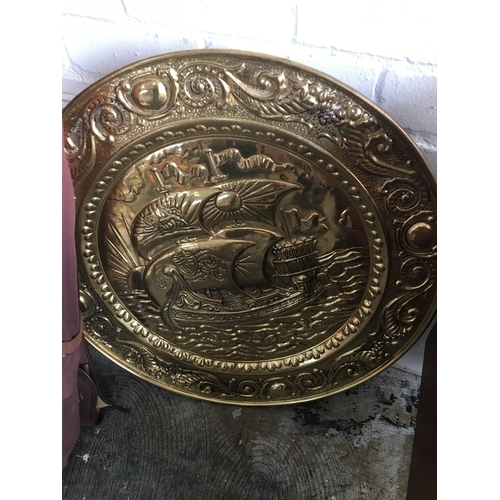 273 - CRACKING LARGE BRASS CHARGER WITH SHIP DESIGN  50CM WIDE