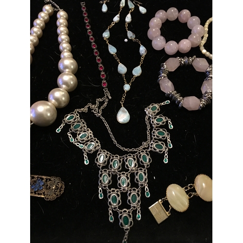 150F - COLLECTION OF VINTAGE JEWELLERY