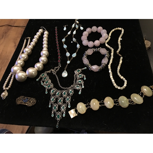 150F - COLLECTION OF VINTAGE JEWELLERY