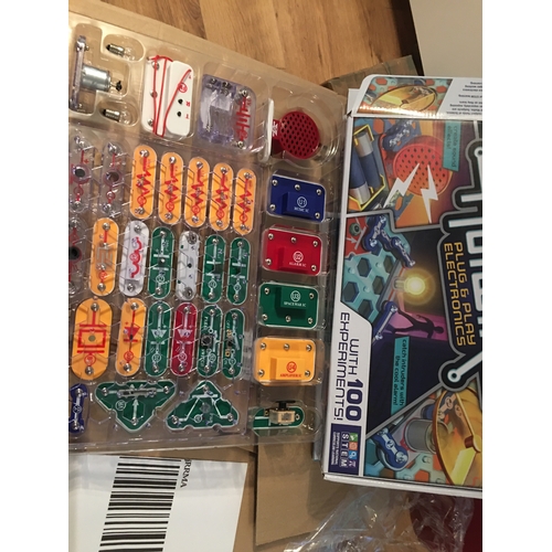 122 - BOXED NEW HOTWIRES PLUG AND PLAY ELECTRONIC SET WITH 100 EXPERIMENTS Complete with inner double plas... 