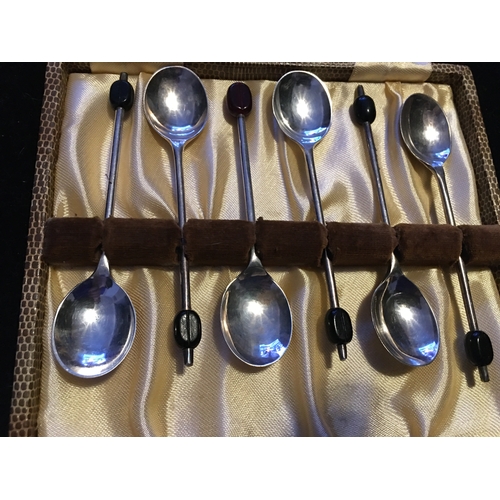 100A - LOVELY BOXED SET OF COFFEE BEAN SPOONS IN ORIGINAL COLOUR