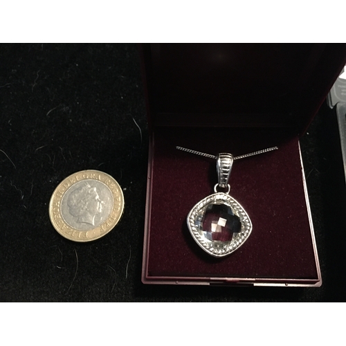 100E - LOVELY SILVER NECKLACE AND PENDANT WITH GLASS CENTRE IN PRESENTATION BOX