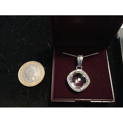 100E - LOVELY SILVER NECKLACE AND PENDANT WITH GLASS CENTRE IN PRESENTATION BOX