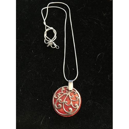 100F - LOVELY SILVER NECKLACE WITH PENDANT WITH DISC BACK IN PRESENTATION BOX