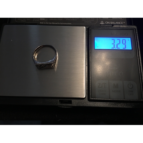 100H - LOVELY SILVER SIGNET RING IN PRESENTATION BOX