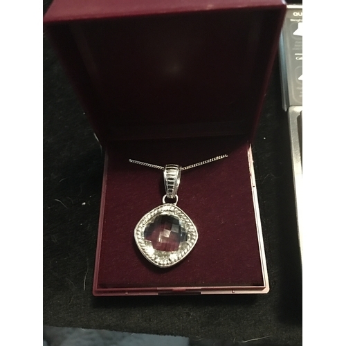 60 - LOVELY SILVER NECKLACE AND PENDANT WITH GLASS CENTRE IN PRESENTATION BOX  100E